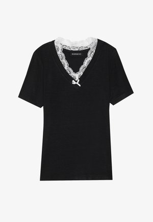 Czarna koszulka z krótkim rękawem i dekoltem w serek, ozdobiona białą koronkową kołnierzykiem oraz małym kokardką przy dekolcie. Miękka, gładka tkanina.