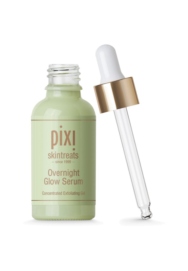 Grønn glassflaske med en gullkappet pipette. Etiketten viser "pixi skintreats Overnight Glow Serum," med minimalistisk tekstdesign.