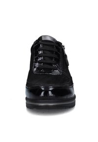 Sneaker nera caratterizzata da un mix di suede opaco e pelle lucida. Lacci frontali con zip laterale, suola in gomma e accenti testurizzati.