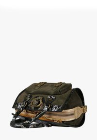 Borsa a tracolla in camoscio verde con design strutturato, dotata di dettagli in oro, rifinitura in stampa pelle di serpente nera e chiusura con zip alla base.