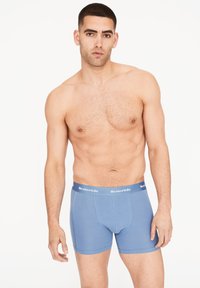 Modré pánské boxerky vyrobené z měkkého bavlněného materiálu, s přiléhavým střihem a elastickým pasem s logem "Resteröds".