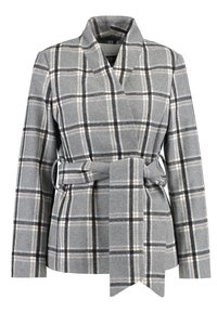 Blazer grigio a quadri realizzato in tessuto morbido, con un design avvolgente, colletto ampio e cintura annodata con estremità a punta. Linee nere e beige accentuano il motivo.