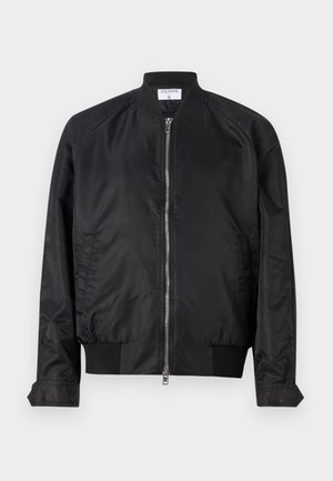 Čierna bombera bunda s saténovým povrchom, vybavená zipsom vpredu, rebrovanými manžetami a lemom, a okrúhlym golierom. Hladká textúra bez vzorov.