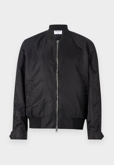 Zwarte bomberjack met een satijnen afwerking, voorzien van een ritssluiting aan de voorkant, geribde manchetten en onderkant, en een ronde kraag. Gladde textuur zonder patronen.