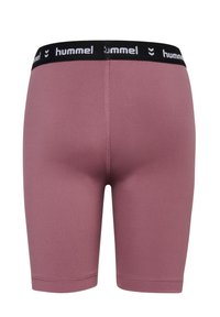 Roze sportshorts met een zwarte elastische tailleband met het "hummel" logo en chevronaccenten. Glad materiaal en een aansluitend ontwerp.