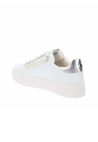 Sneaker bianco con tomaia in pelle liscia, accentuazione metallica argentata sul tallone, suola in gomma piatta e zip laterale per facilitarne l'indossamento.