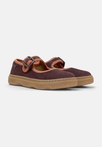Zapatos Mary Jane en marrón y naranja con detalle de hebilla, que presentan una parte superior texturizada y una suela acolchada, situados sobre un fondo blanco.