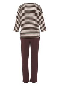 Camisa de manga larga a rayas en marrón y crema con corte relajado; combinada con pantalones burdeos. La parte superior presenta rayas horizontales y cuello redondo.