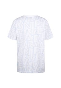 Camiseta de manga corta blanca con un patrón gráfico de texto en azul claro en letras negritas. Cuello redondo, tejido suave, ajuste casual.