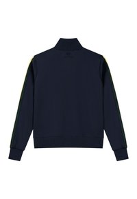 Chaqueta deportiva azul marino con cuello alto, puños y dobladillo acanalados, con rayas amarillas y verdes que recorren toda la longitud de las mangas.