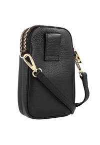 Borsa a tracolla nera in pelle con zipper e hardware dorati. Presenta una finitura testurizzata, una cintura staccabile e un anello sul retro per il fissaggio.