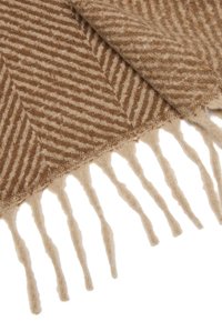 Sciarpa in lana intrecciata di colore marrone con motivo a zigzag, con frange beige. Texture morbida ed elementi di design triangolari.