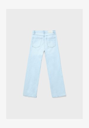 Svetlo modre kavbojke iz jeansa z širokimi hlačnicami, dvema zadnjima žepoma, zankami za pas in našitkom na pasu, prikazane od zadaj.