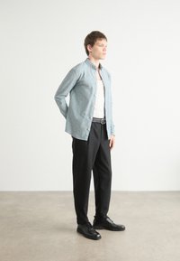 Tommy Jeans SLIM STRETCH OXFORD SHIRT - Ing - deep seawater