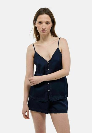 Ensemble en satin composé d'un débardeur et d'un short bleu marine, avec un décolleté en V, des finitions en dentelle et un détail de boutons à l'avant. Texture lisse avec des bords ondulés.