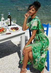 Friends Like These FLUTTER SLEEVE PRINTED MIDI REGULAR FIT - Vapaa-ajan mekko - green