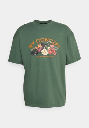 Zielona koszulka z krótkim rękawem z grafiką owoców i pomarańczowym napisem "NY CONCEPT Healthy Eating Club New York City" na przodzie.