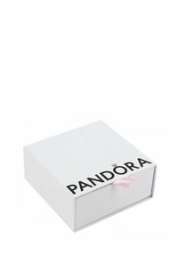 Scatola di gioielli bianca con cassetto scorrevole, caratterizzata da un logo "PANDORA" nero e un accento di nastro rosa sulla parte frontale.