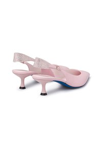 Scarpe in pelle rosa con punta arrotondata, cinturino elastico alla caviglia decorato con strass e tacco curvo unico.