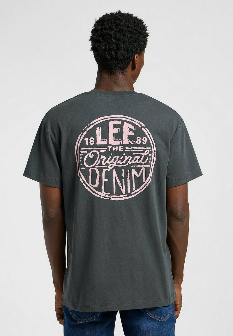 Szara bawełniana koszulka z dużą różową grafiką w kształcie koła na plecach, z napisem "LEE", "Original" oraz "DENIM", okrągły dekolt, krótkie rękawy.