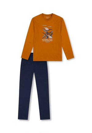 Langärmliges oranges Baumwoll-T-Shirt mit einem Grafikdesign, das "Nationalpark" liest, kombiniert mit marineblauen Baumwollhosen.