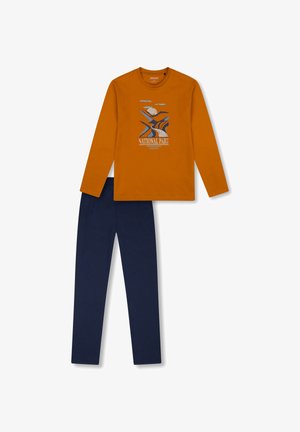 Langärmliges oranges Baumwoll-T-Shirt mit einem Grafikdesign, das "Nationalpark" liest, kombiniert mit marineblauen Baumwollhosen.