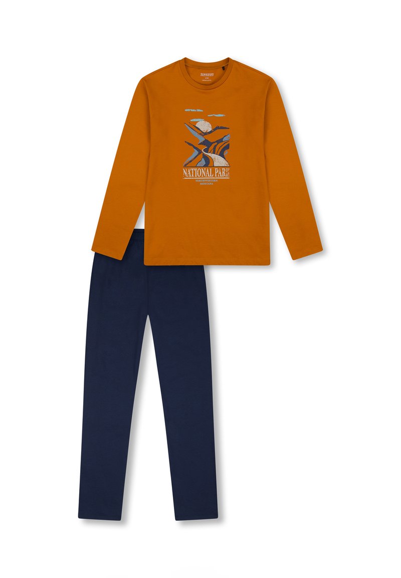 Langärmliges oranges Baumwoll-T-Shirt mit einem Grafikdesign, das "Nationalpark" liest, kombiniert mit marineblauen Baumwollhosen.