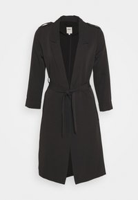 Trench-coat noir à manches longues avec une ceinture nouée à la taille, devant ouvert et col à revers. Le tissu est lisse avec une finition élégante.