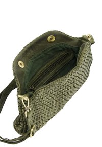 Geweven groene leren crossbody tas met een gestructureerde buitenkant, twee binnencompartimenten en een metalen drukknoopsluiting.
