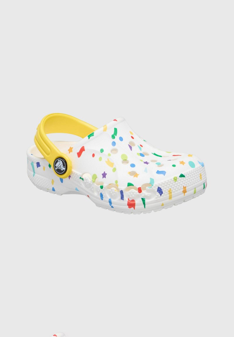 Weißer Kunststoffclog mit buntem Konfetti-Muster und gelbem Fersenriemen. Verfügt über Belüftungsöffnungen und eine texturierte Sohle für besseren Halt.