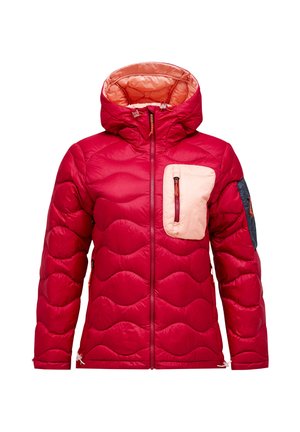 Raudonas pūkinis švarkas su kapišonu, su quilted tekstūra, kreminės spalvos krūtine kišene ir tamsiai mėlynu akcentu kairiajame rankovėje.