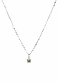 Zilveren ketting heeft een ovale hanger met een ronde, klare edelsteen, die een eenvoudig en elegant ontwerp tentoonstelt.