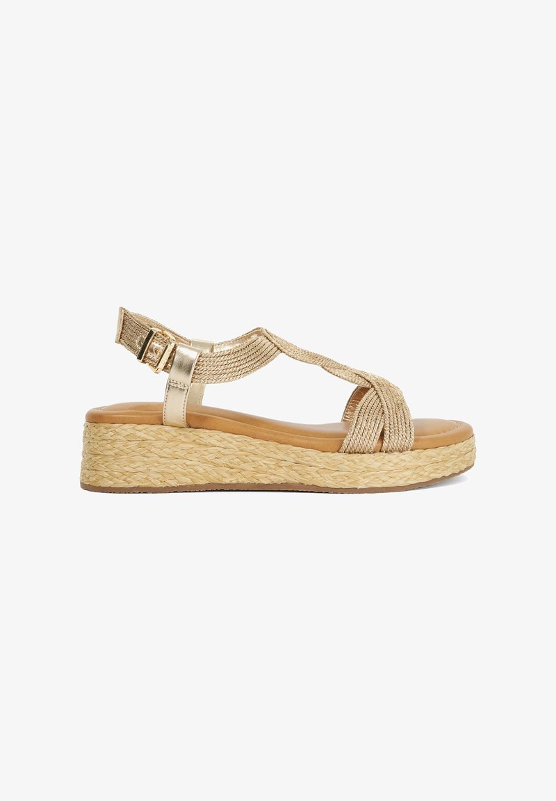 Sandale compensée avec dessus en tissu doré tressé, design à bout ouvert, bride ajustable à la cheville et semelle plateforme en jute tressé.