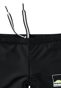 Shorts de bain noirs avec une taille plate et des cordons de serrage réglables. Présente un logo blanc en bas à gauche et une texture de tissu lisse.