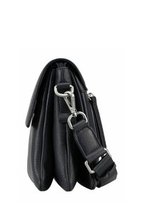 Sac à épaule en cuir noir à texture lisse, équipé de ferrures argentées, d'une bandoulière amovible et d'une fermeture zippée sur le dessus. Présente un design structuré.