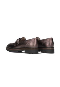 Bruine leren instappers met een gestructureerde afwerking, voorzien van een instapontwerp, decoratieve accenten en een dikke zwarte rubberen zool.