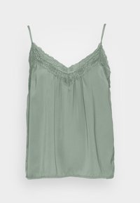 Grüne Spaghettiträgershirt mit Spitzenbesatz entlang des V-Ausschnitts, verstellbaren Trägern, fließendem Design und glatter Stofftextur.