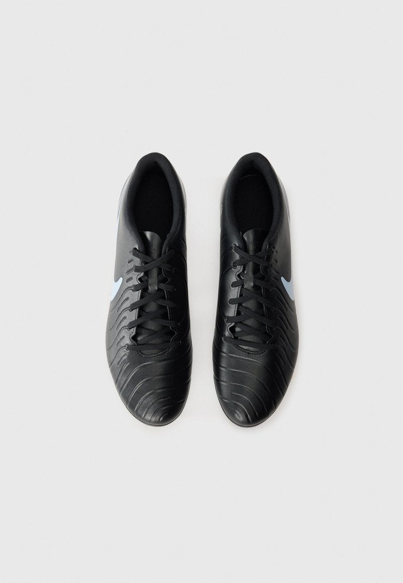 Zapatillas deportivas negras con superficie texturizada, puntera redonda y diseño de cordones. Presentan el logo de Nike en azul claro en el costado.