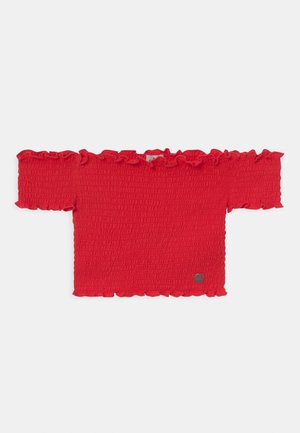 Rød off-shoulder cropped top med korte ærmer, smocket struktureret stof og flæsekanter langs udskæringen, ærmerne og kanten.