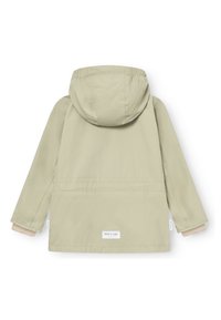 Veste légère verte, imperméable, avec capuche, manches longues, poignets élastiques et une poche frontale. Étiquette portant la mention « MINI A TURE » à l'arrière.