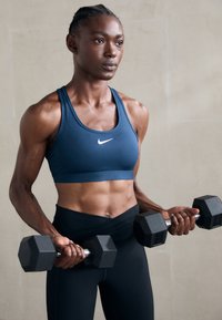 Nike Performance - SWOOSH GEPOLSTERTER - Brassières de sport à maintien normal - armory navy/white Image miniature 1