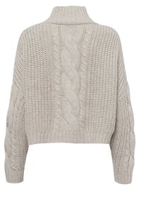 Beigenvärinen neulottu villapaita, jossa on korkea kaulus, ribbineulosta ja palmikkoneulemalleja, leveät hihat ja takaa lyhennetty leikkaus.