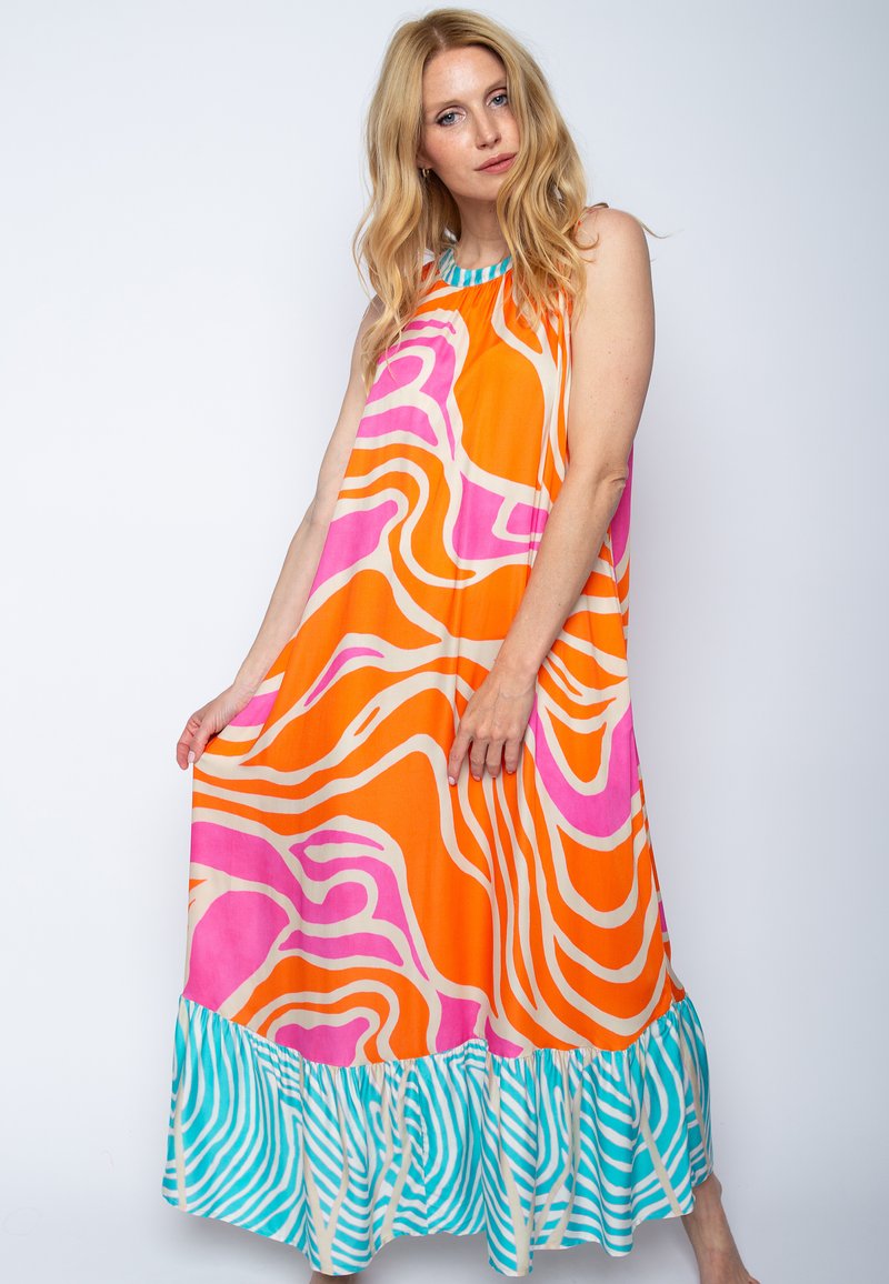 Sukienka maxi bez rękawów w pomarańczowe, różowe i turkusowe faliste wzory, z rozkloszowanym dołem i falbaną na końcu z paskowanego turkusowego materiału.
