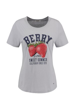 Graues Baumwoll-T-Shirt mit rundem Halsausschnitt, kurzen Ärmeln und einem Frontdruck von zwei roten Erdbeeren mit dem Text "BERRY CLUB SWEET SUMMER."