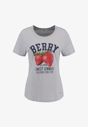 Grijze katoenen T-shirt met een ronde halslijn, korte mouwen en een voorprint van twee rode aardbeien met de tekst "BERRY CLUB SWEET SUMMER."