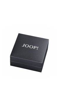 Scatola regalo nera con superficie testurizzata, caratterizzata da un logo "JOOP!" in rilievo argentato sulla parte superiore. Forma quadrata con un coperchio a cerniera.