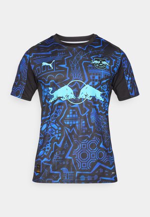 Fekete-kék rövid ujjú sportos póló grafikákkal, amelyen egy jól látható kék Red Bull logó és texturált anyag található.