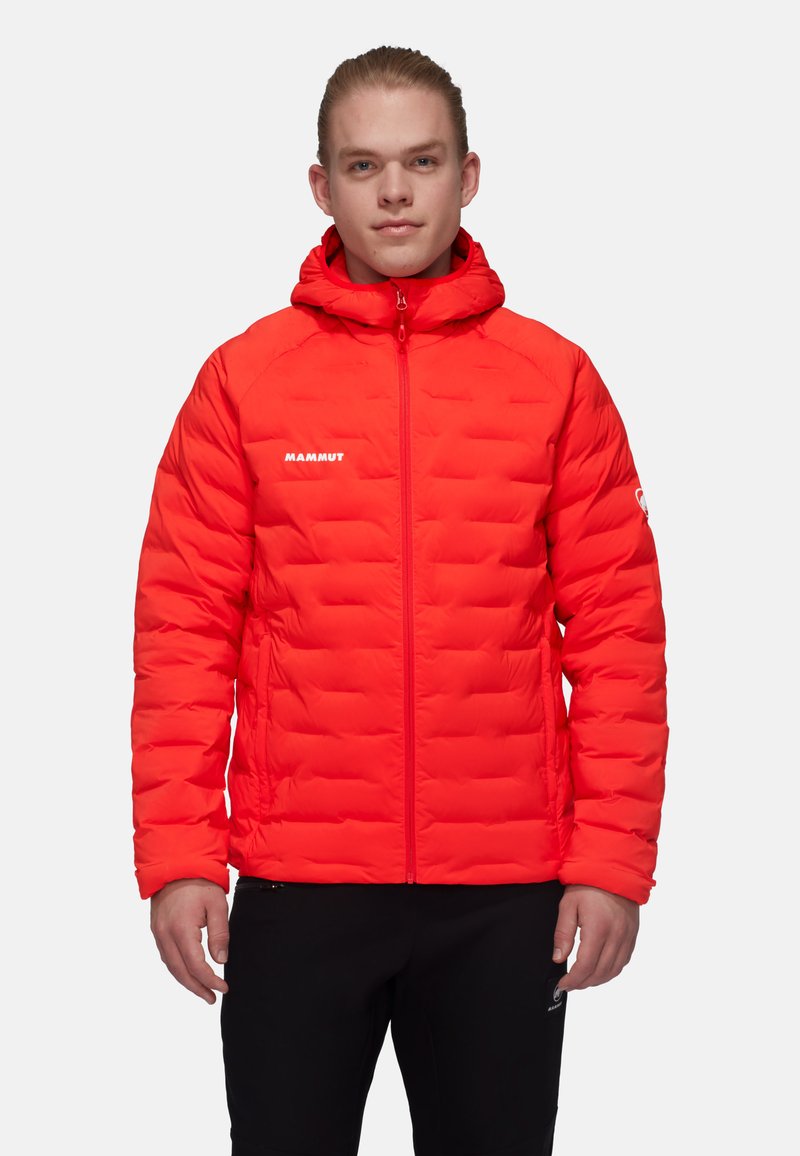 Rød isoleret dunjakke med hætte, der har vandret quiltning, en frontlynlås og Mammut-logoet på venstre bryst og ærme.
