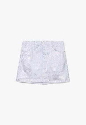 Mini-jupe en denim argenté avec une finition brillante, dotée de cinq poches, de passants de ceinture et d'une fermeture à bouton sur le devant. Texture lisse avec éclat métallique.