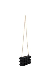 Svart akrylbläckväska med en distinkt bubbeldesign, med ett guldkedjesnöre och ett lås på toppen.